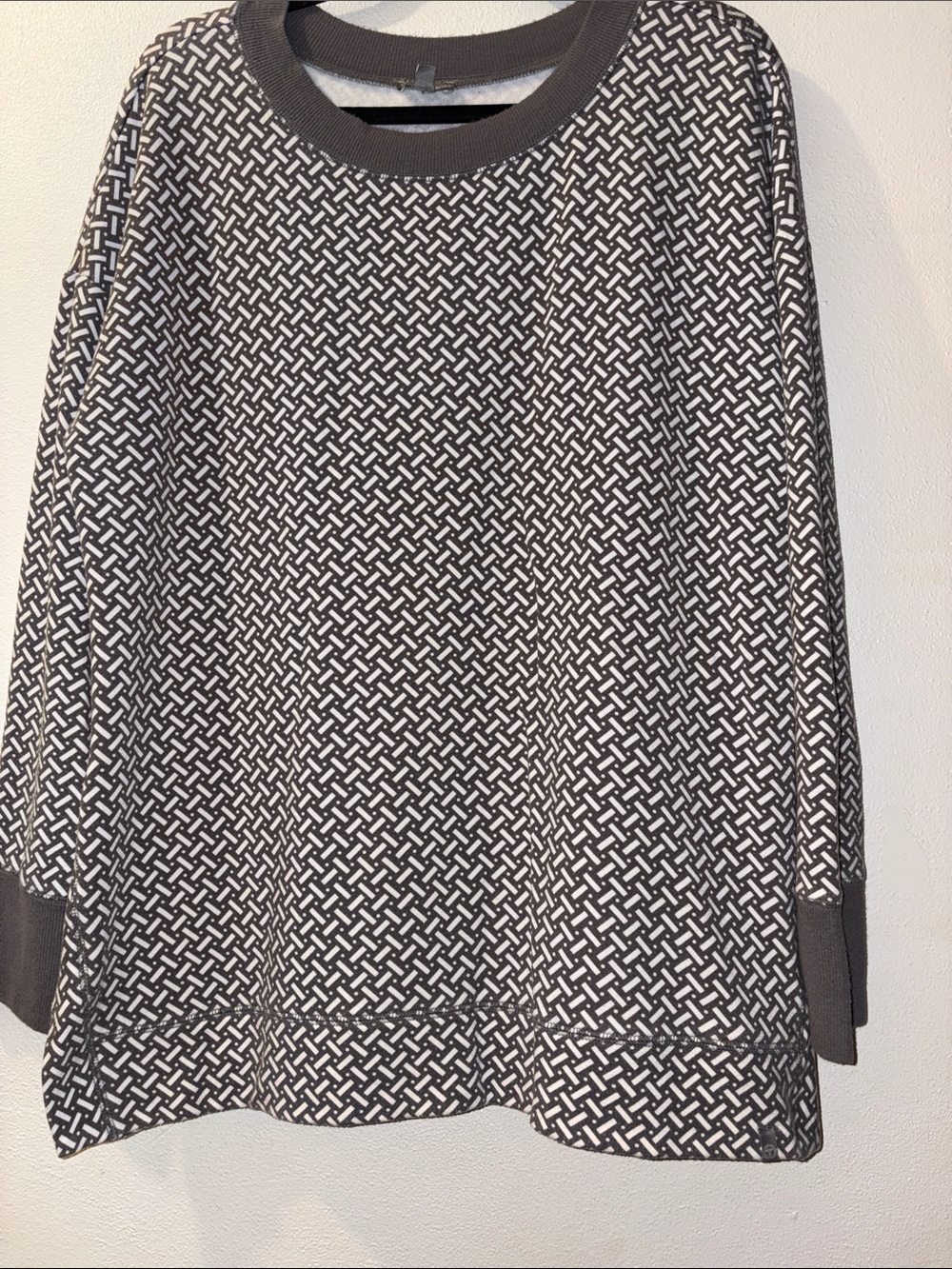 T by Talbots Black and White Geometric Crewneck Sweatshirt size XL